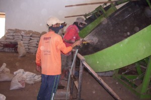 Karyawan pabrik pupuk organik Dusun Karanganyar Gadingharjo Sanden sedang memproses kotoran ternak menjadi pupuk, Kamis (8/10)